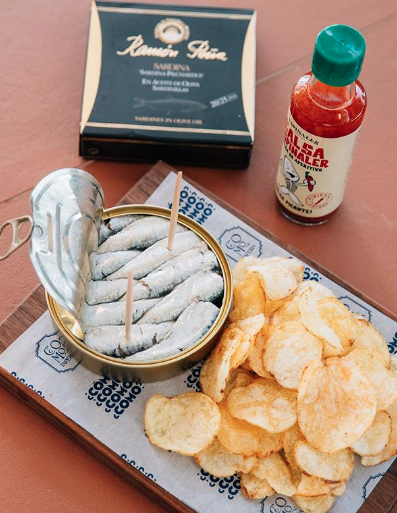 Canned sardines and chips from como taperia