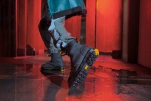 DR. MARTENS TRINITY BOOT